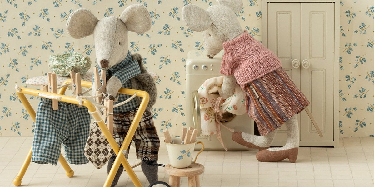 Maileg Mum, Dad & Grandparent Mice - I Want That Present