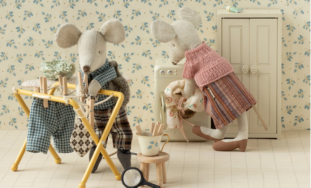 Maileg Mum, Dad & Grandparent Mice - I Want That Present